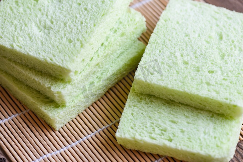 木盘桌子上的切片面包，绿色熊猫面包三明治图片