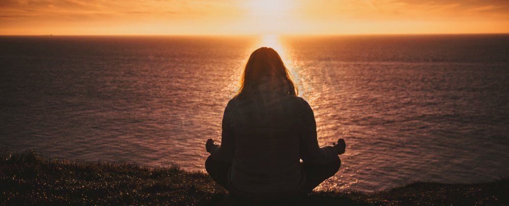 夕阳西下在海边做瑜伽的美女瑜伽，正念，心理健康背景图片