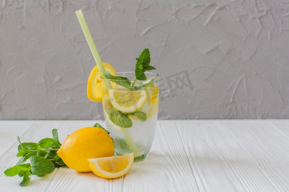 新鲜的夏季饮料加柠檬。高分辨率照片。新鲜的夏季饮料加柠檬。高品质的照片图片