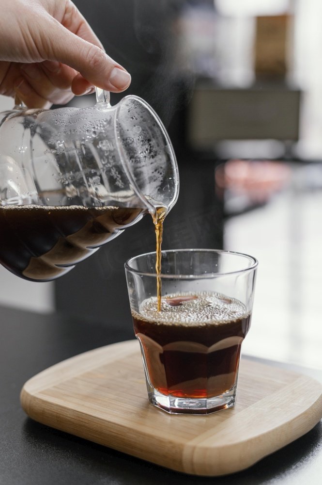 女咖啡师倒咖啡透明玻璃图片