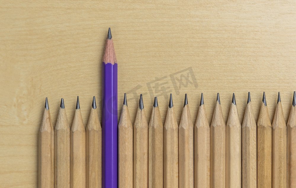 与众不同的铅笔脱颖而出，展现出与众不同的商业思维理念，具有独特的领导才能。图片