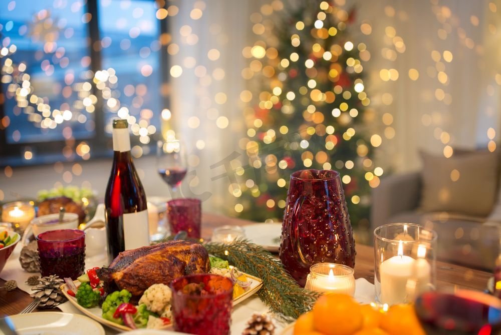 圣诞晚餐和饮食概念-在家里的餐桌上提供食物和饮料。家里圣诞餐桌上的食物和饮料图片