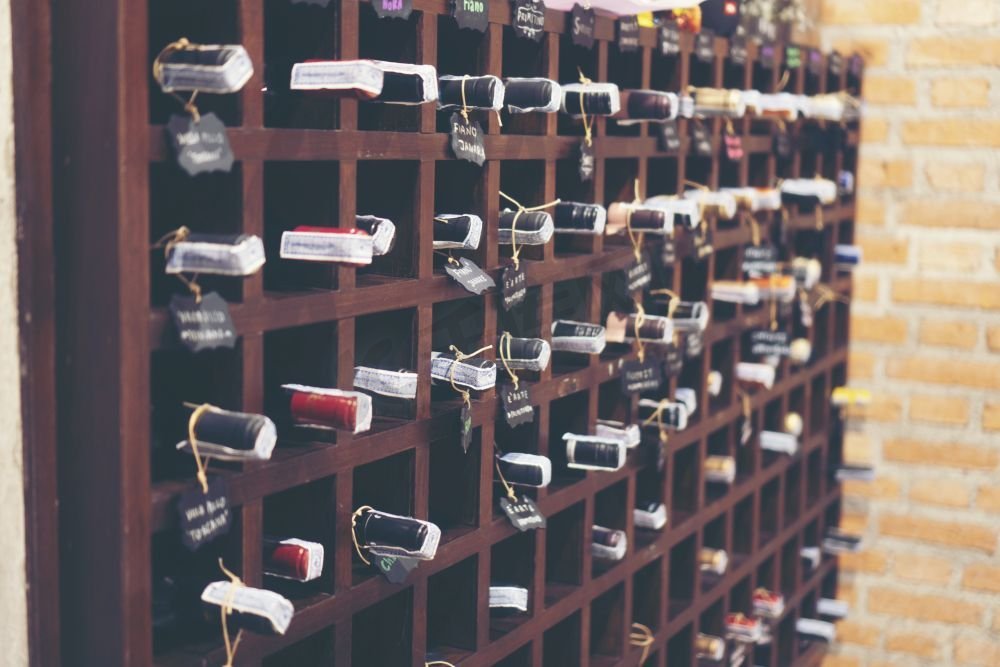 酒瓶堆放在酒窖的木架上图片