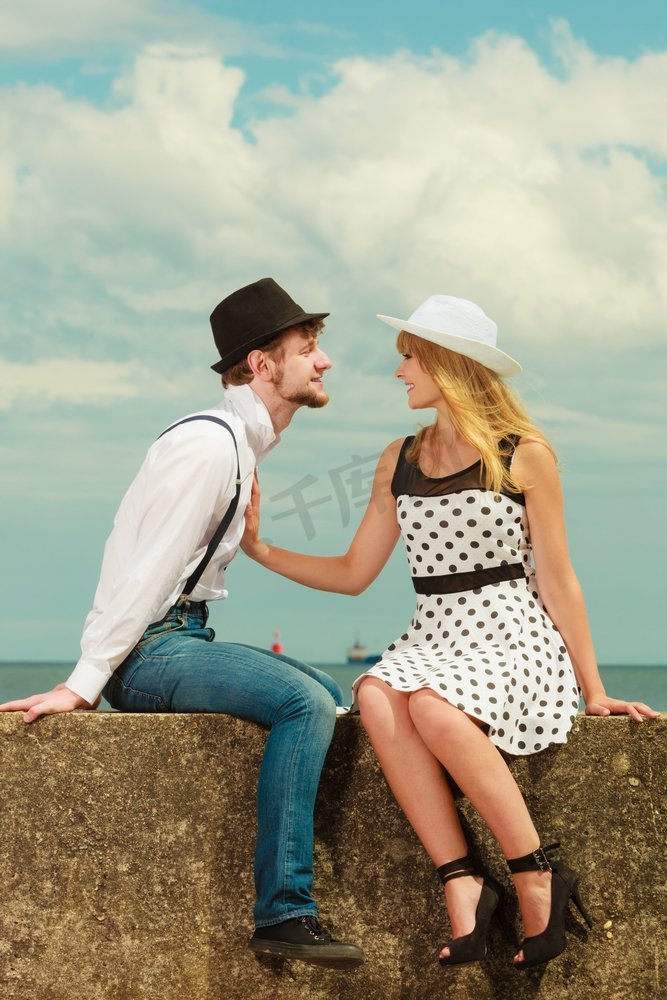 暑假爱情关系和约会概念—浪漫好玩的夫妇复古风格调情在海岸图片