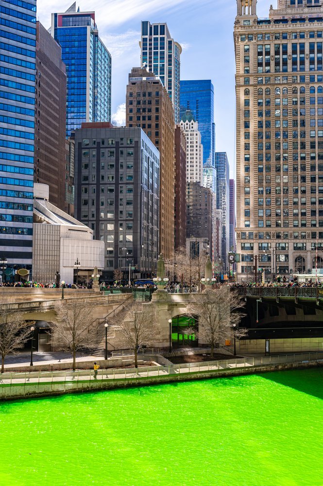 芝加哥天际线建筑沿着芝加哥河的绿色染色河在圣帕特里克节节日在芝加哥市中心IL美国图片