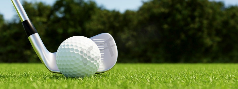 高尔夫球和高尔夫球杆，球道绿色背景。运动和运动概念。带有文案空间的广告横幅。3D插图渲染图片