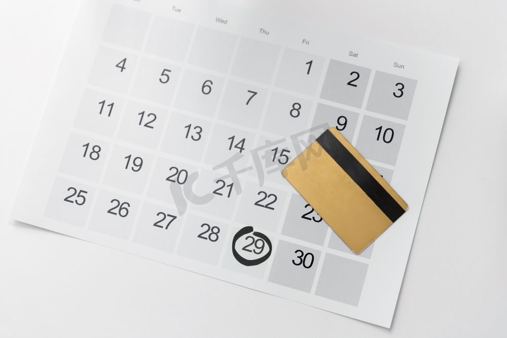 购物，销售和营销概念—黑色星期五日期的特写在日历和信用卡。黑色星期五销售日期日历和信用卡图片