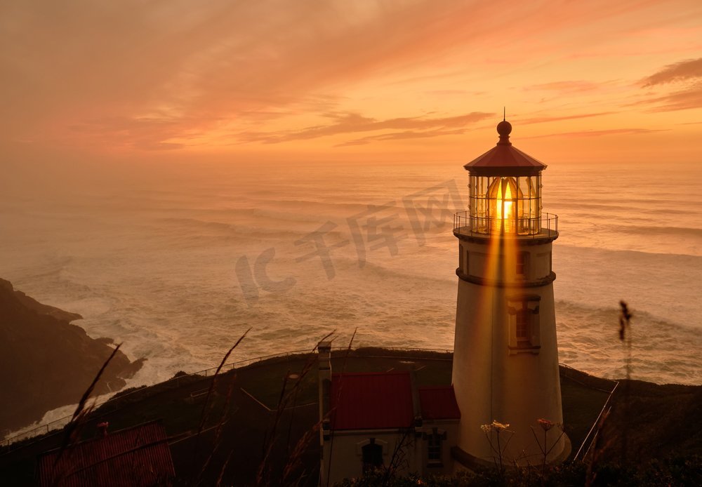 Heceta Head灯塔日落，太平洋海岸，建于1892年，俄勒冈州，美国图片
