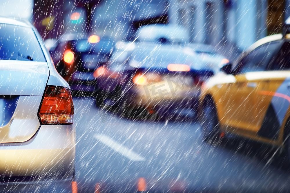 被模糊的背景秋天汽车雨在道路/夜灯和雨滴在秋天交通堵塞在道路，城市样式交通图片