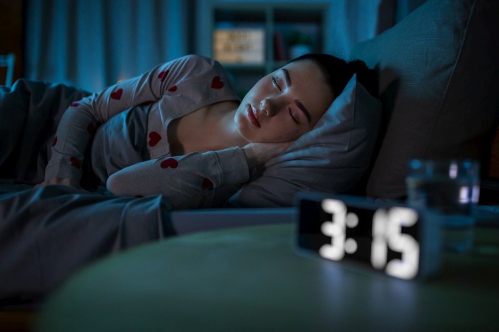 人，就寝时间和休息的概念—十几岁的女孩晚上在家睡觉。十几岁的女孩睡觉在家里晚上图片