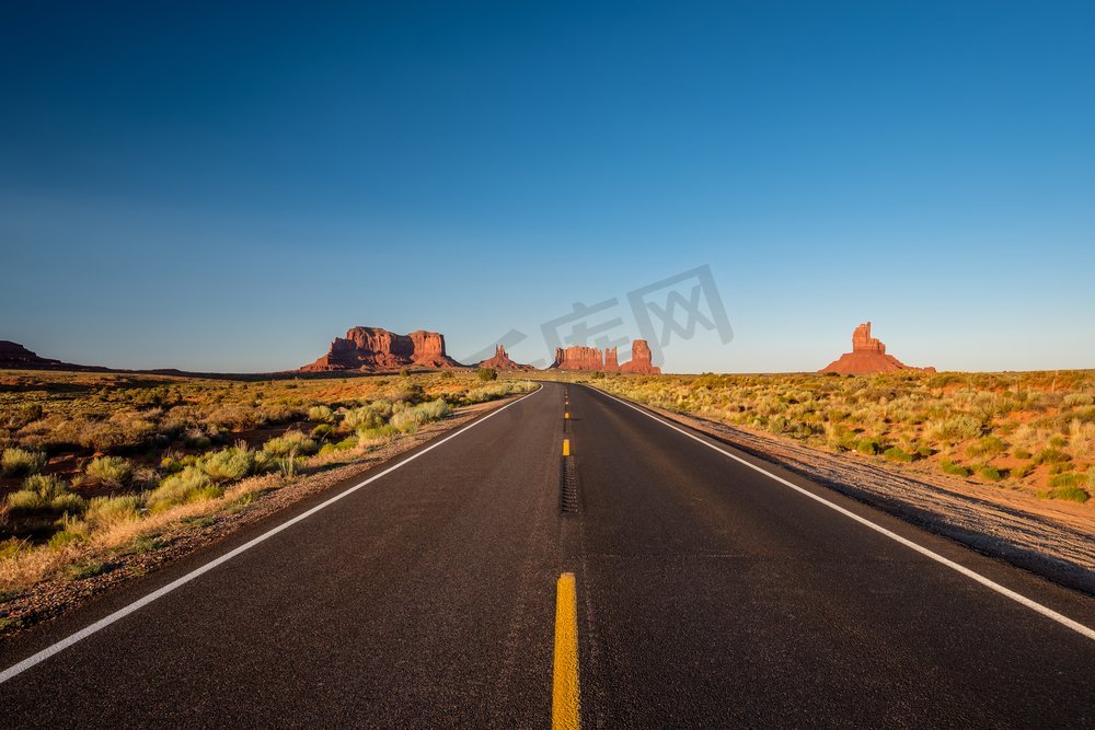 美国亚利桑那州纪念碑谷空旷的风景公路图片