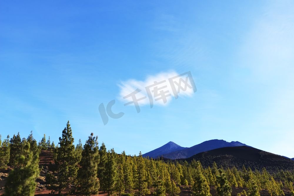 蓝天下的山顶景色。山顶图片