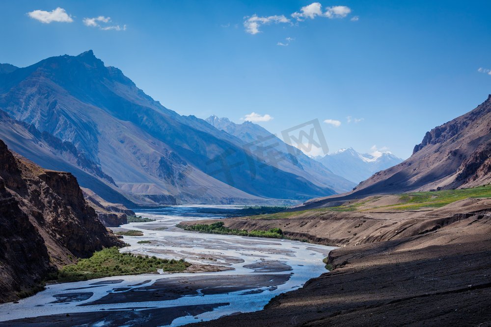 喜马拉雅山的斯皮提河。印度喜马偕尔邦，斯皮提山谷。喜马拉雅山的斯皮提河图片