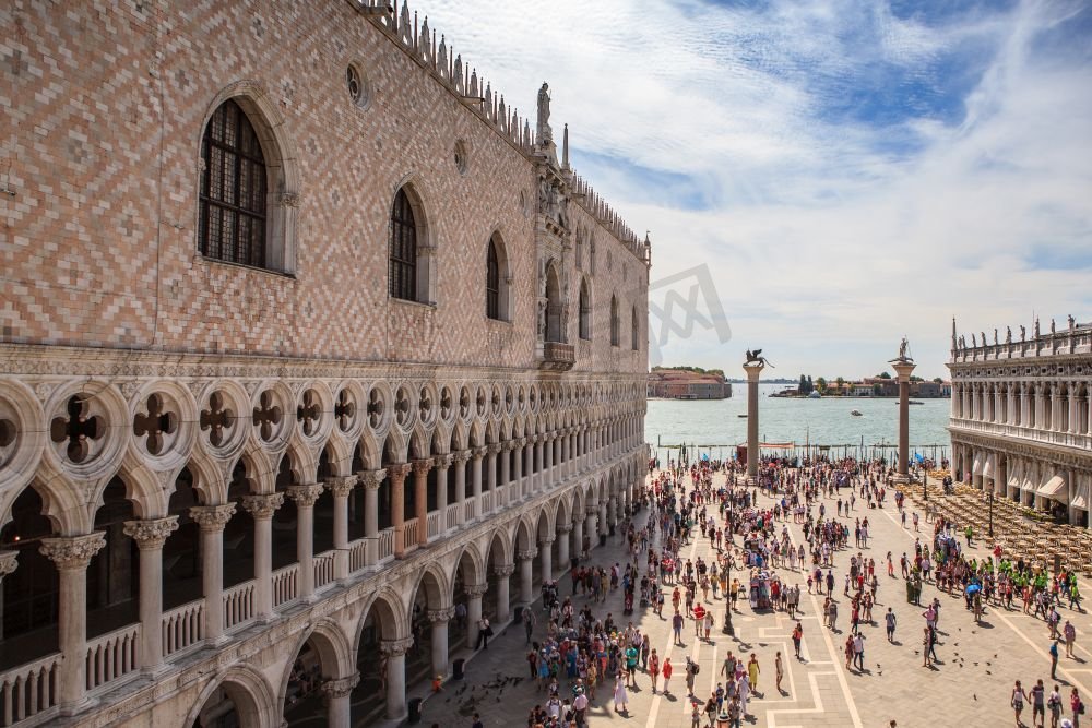 威尼斯最受欢迎和著名广场的图片。圣马可广场从圣马可大教堂在威尼斯，意大利。威尼斯的Doges Palace图片