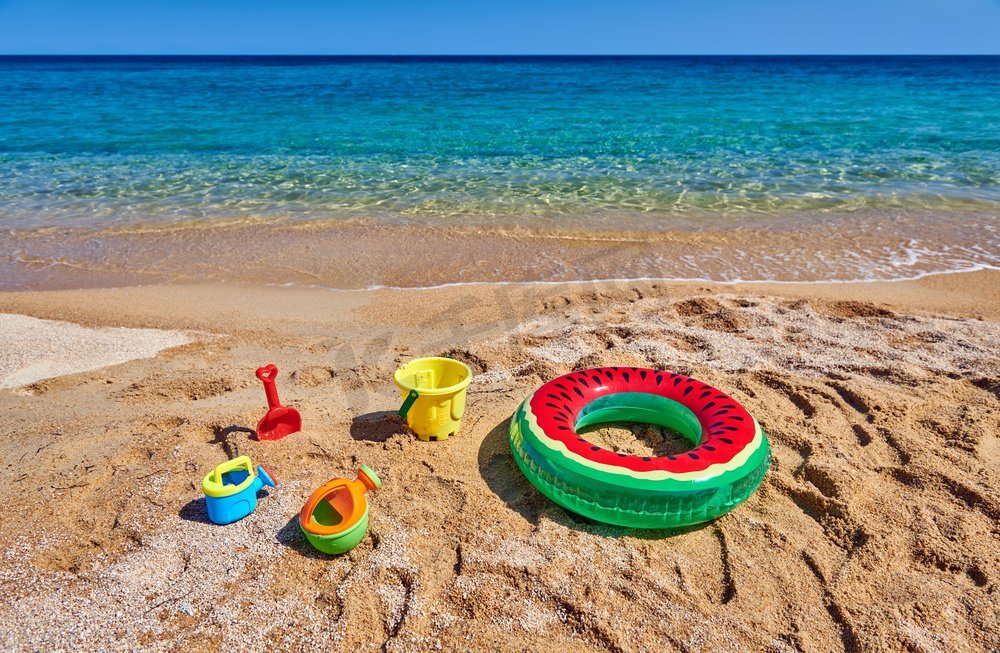 希腊西索尼亚美丽的海滩，有充气环和玩具图片