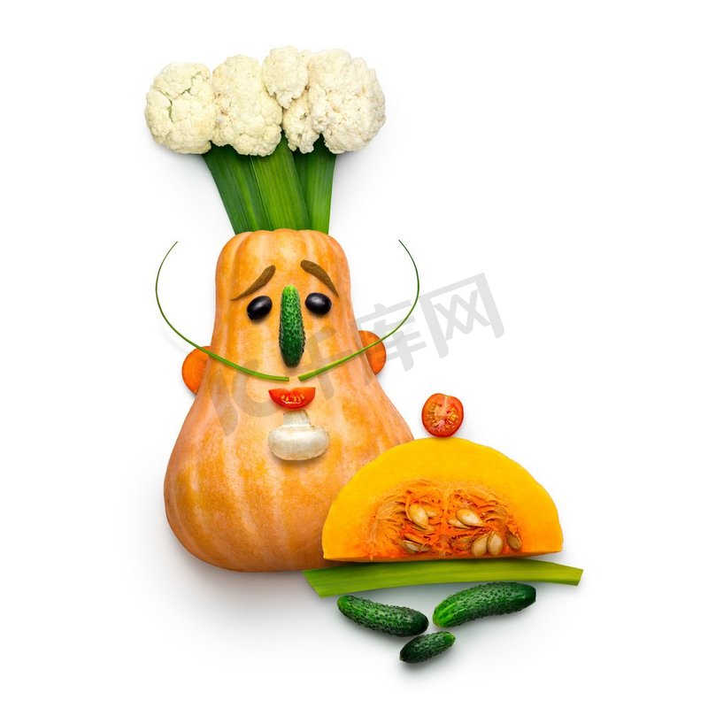 一位滑稽的卡通厨师在白色背景下用蔬菜制作的创意美食概念。图片