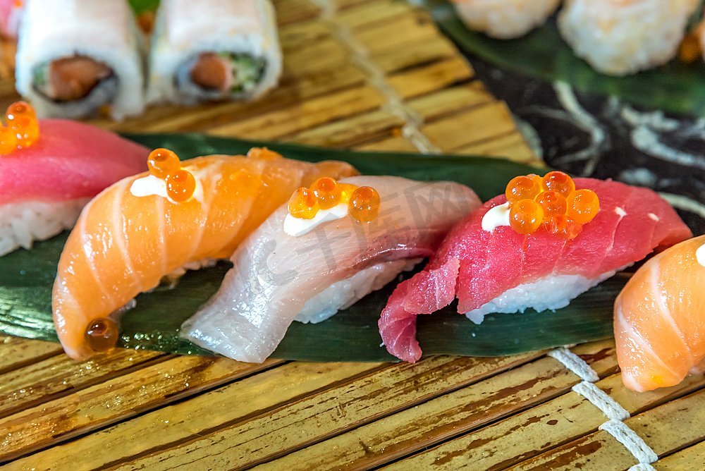 寿司、三文鱼、金枪鱼和火锅套餐图片