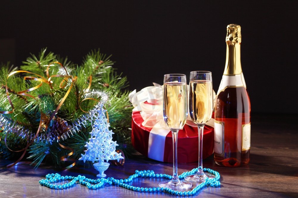 新年派对上的几杯香槟。准备好迎接新年的两个香槟酒杯图片