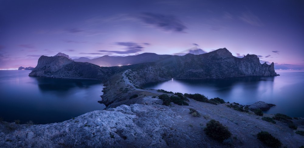 夜景有山，有海，有星空，有城市的灯光。克里米亚黄昏的岩石景色令人惊叹图片