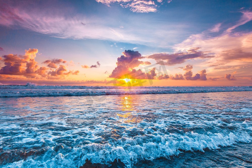 大海上的日落。美丽的落日天空背景前溅起的海浪图片