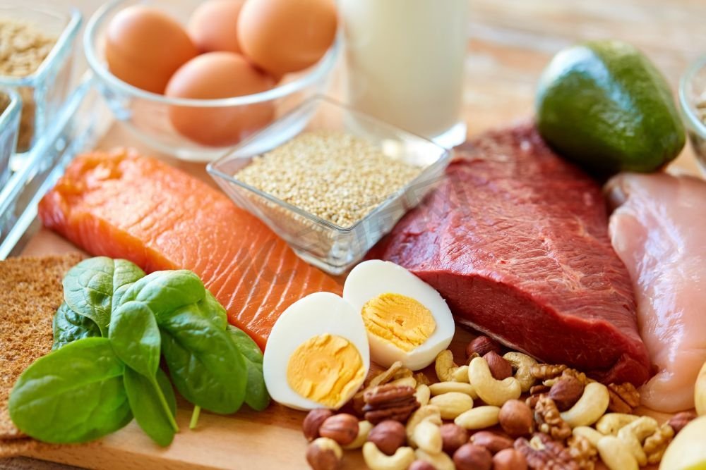 健康饮食和饮食概念-天然丰富的蛋白质食物在餐桌上。餐桌上的天然蛋白食品图片