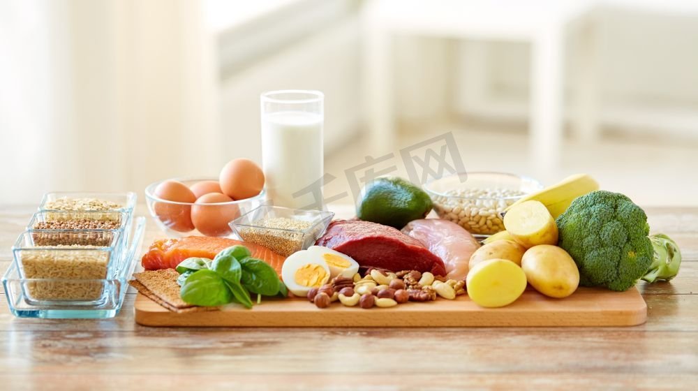 健康饮食和饮食概念-餐桌上的天然食物。餐桌上的天然食品图片