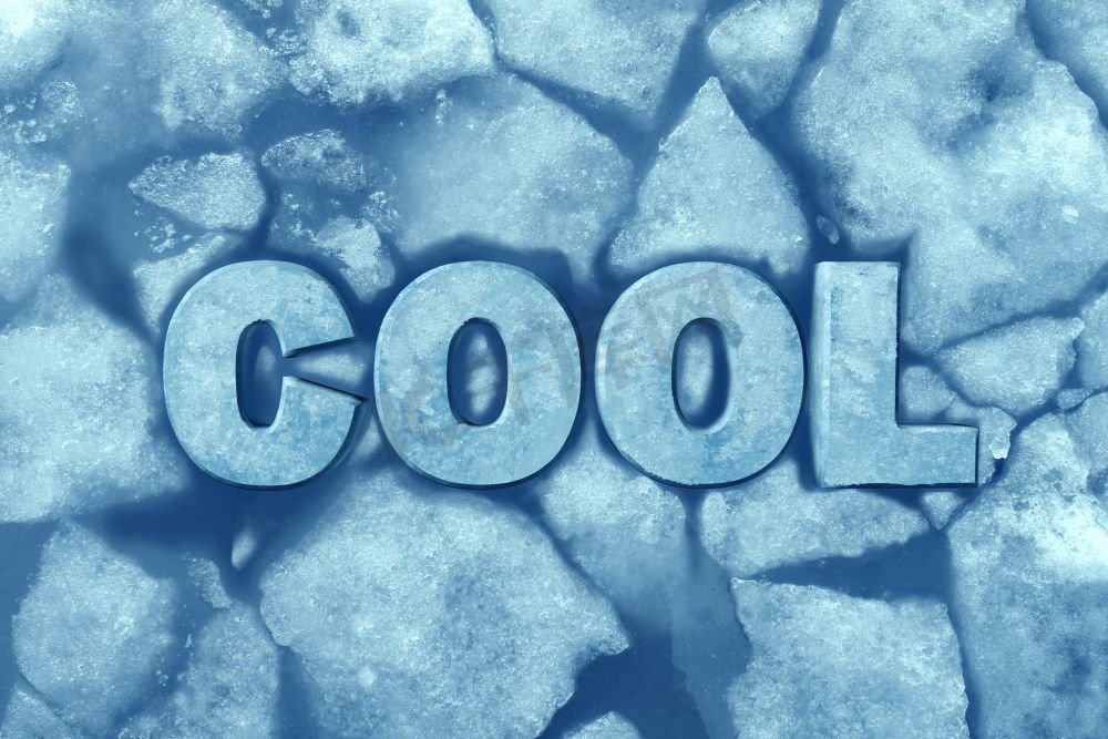凉爽的冰符号作为文字在冰冷的冰川冰冻的水中作为一个制冷和空调舒适的符号与3D插图元素。图片