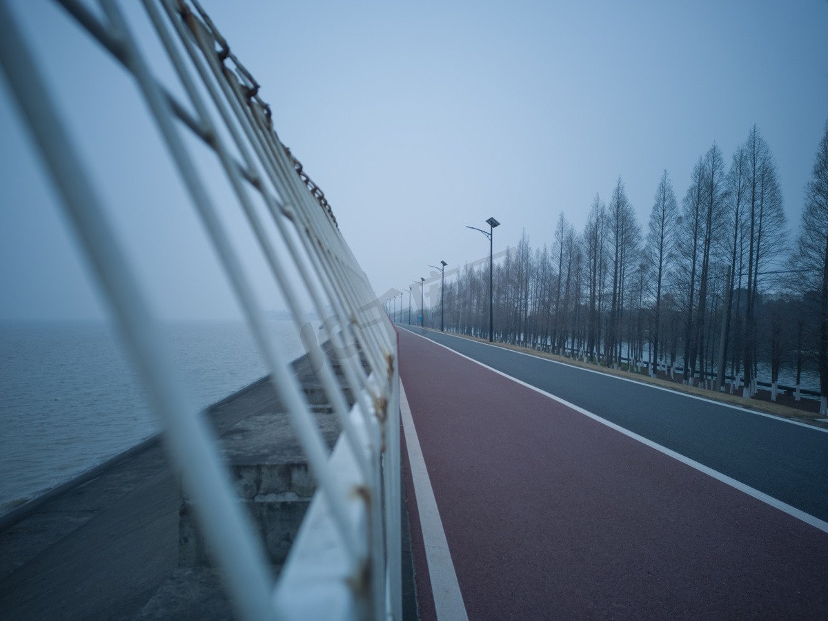 冷色调钱塘江小路风景图片