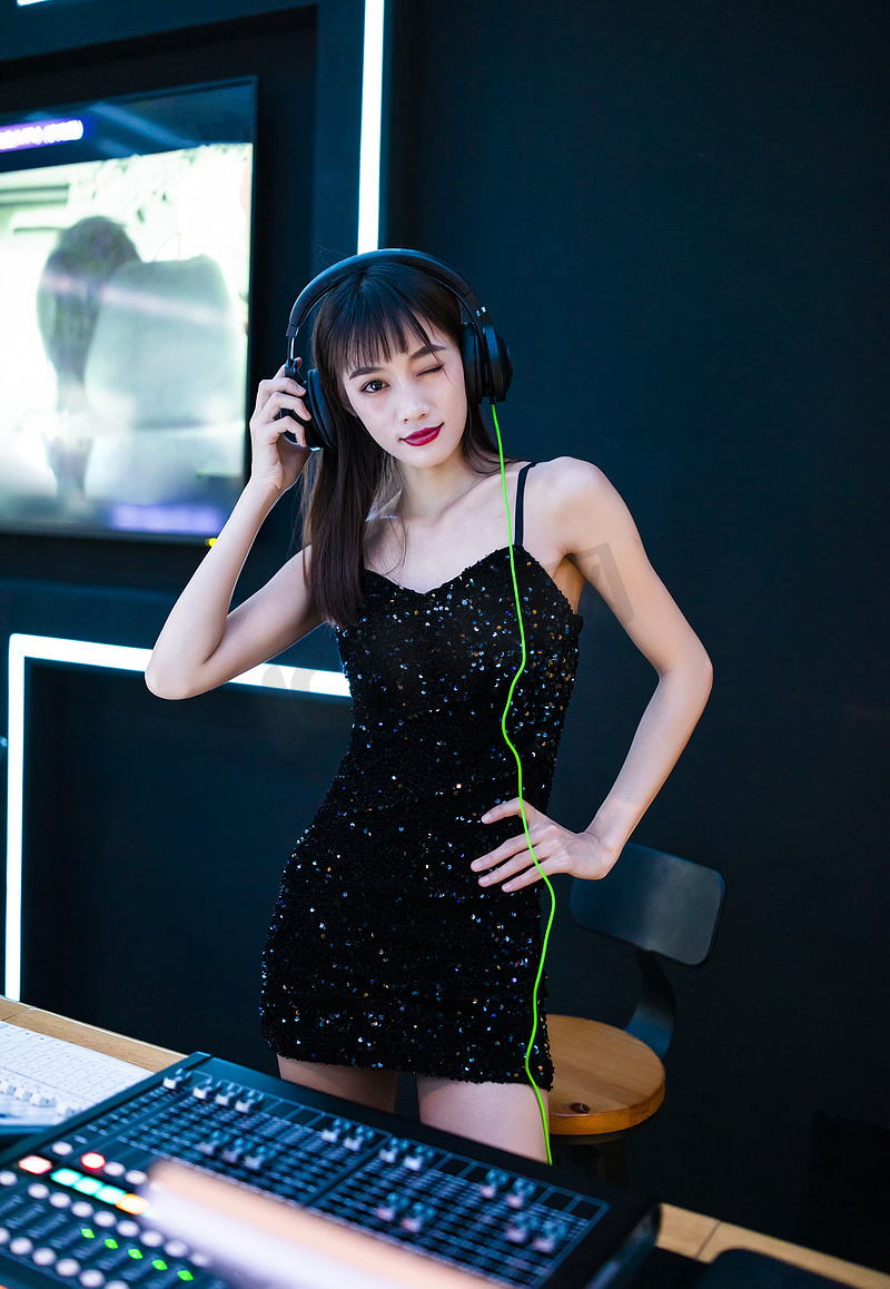 穿着性感黑色吊带裙的女DJ在打碟1图片
