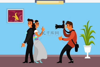 摄影师为新婚夫妇拍摄婚纱照