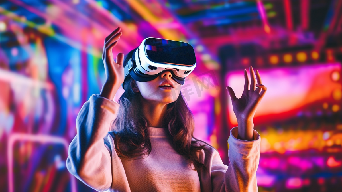 一名妇女使用虚拟现实头戴式耳机环顾四周，观看多色投影仪照明的互动技术展览。VR增强现实沉浸式娱乐概念
图片