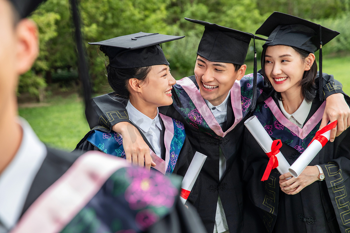 户外穿着学士服的大学生们图片