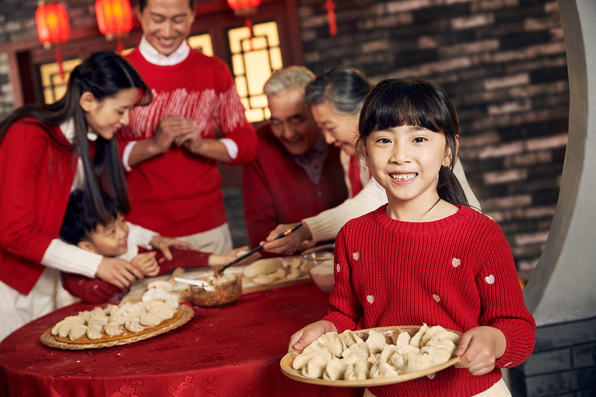 幸福家庭过年包饺子图片
