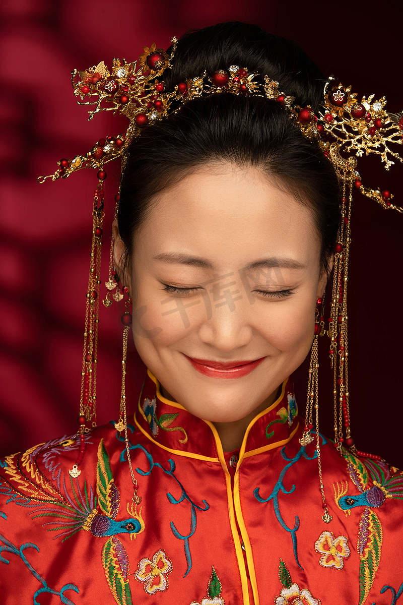 幸福的中式新娘闭着眼睛笑图片