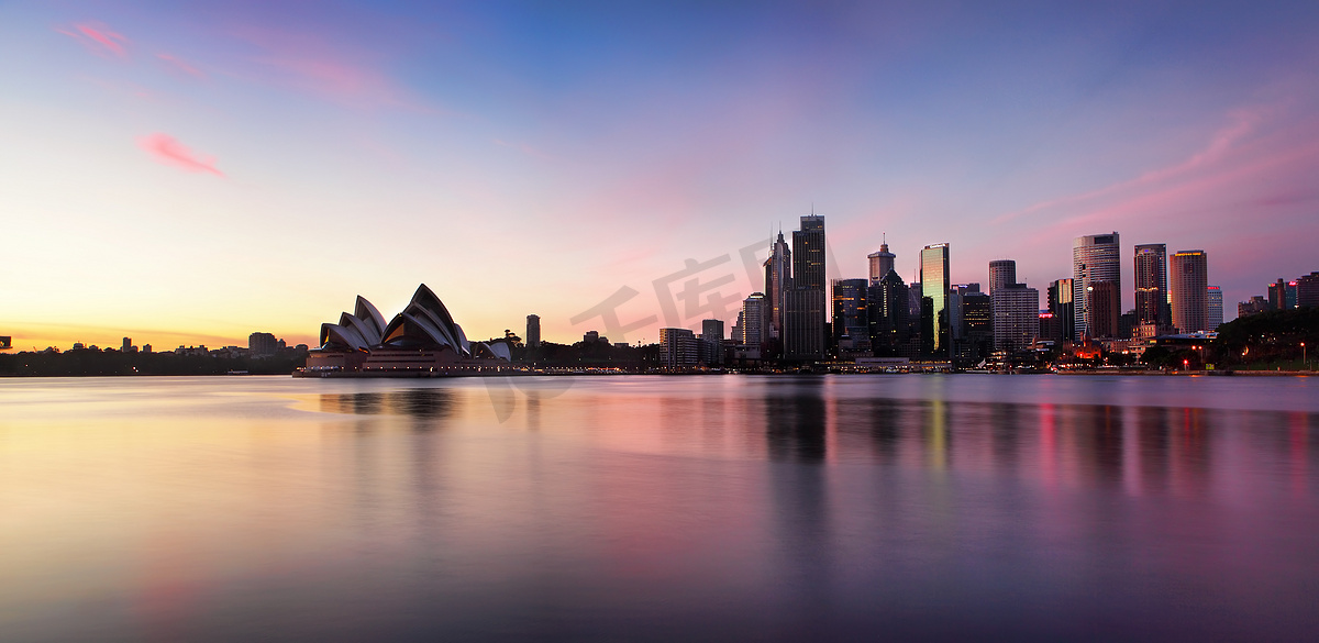 日出时的悉尼城市天际线图片