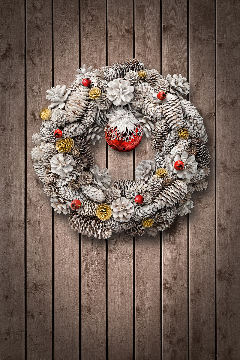 木门挂白色圣诞花环图片