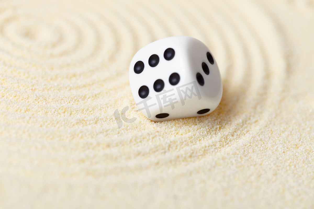 白色骰子沙子中的抽象构图 — 禅园图片