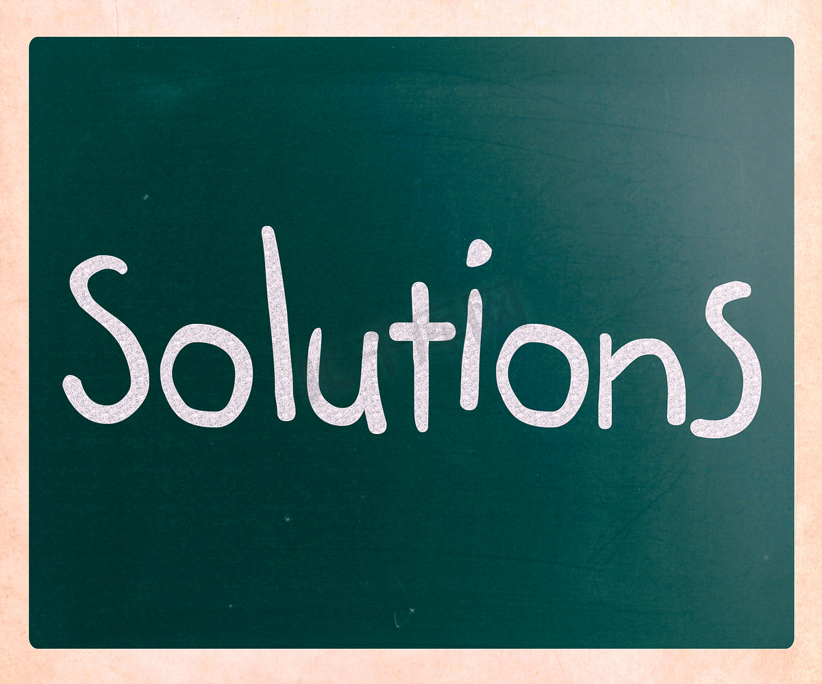 “解决方案”在黑板上用白色粉笔手写图片
