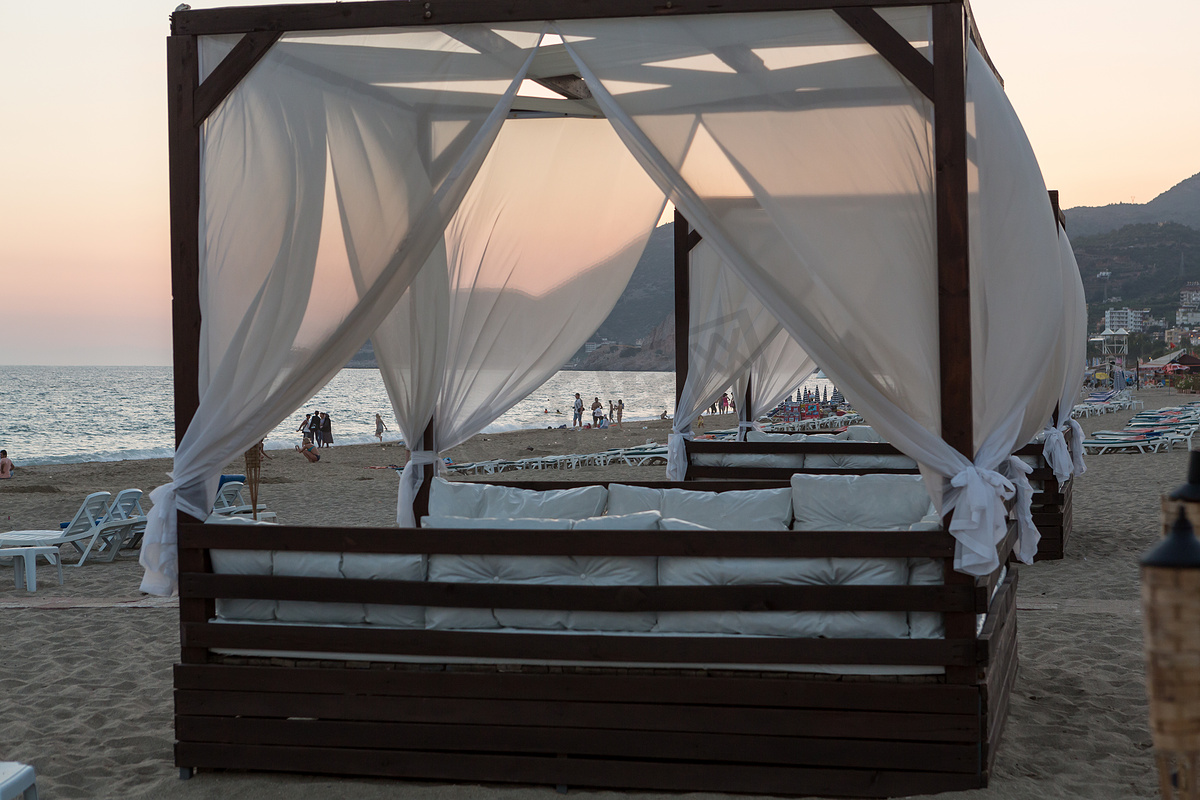 阿拉尼亚 - 埃及艳后海滩夜景中的四柱床。图片