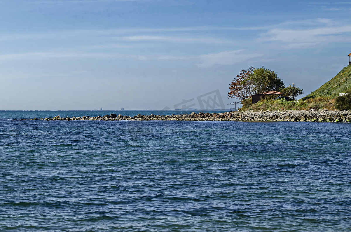 黑海钓鱼码头海景，海岸有劳鲁斯、小房子和树木，古城内塞巴尔图片