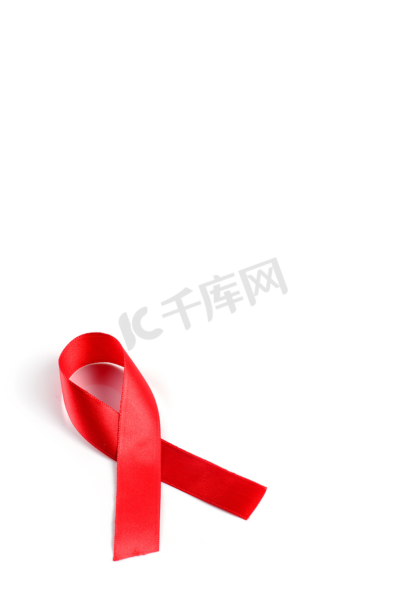 白色背景上的艾滋病意识红丝带。图片