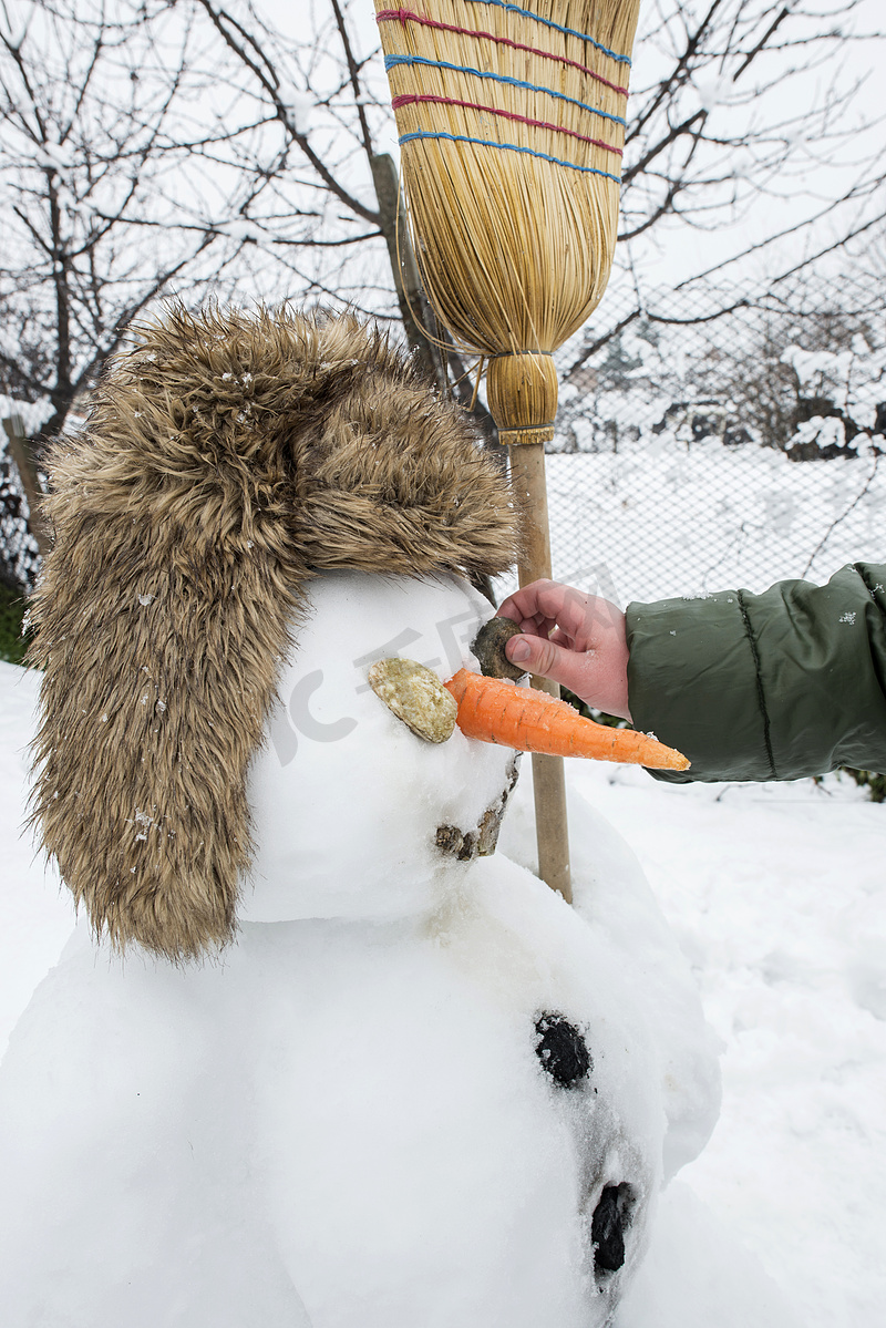 院子里的雪人图片