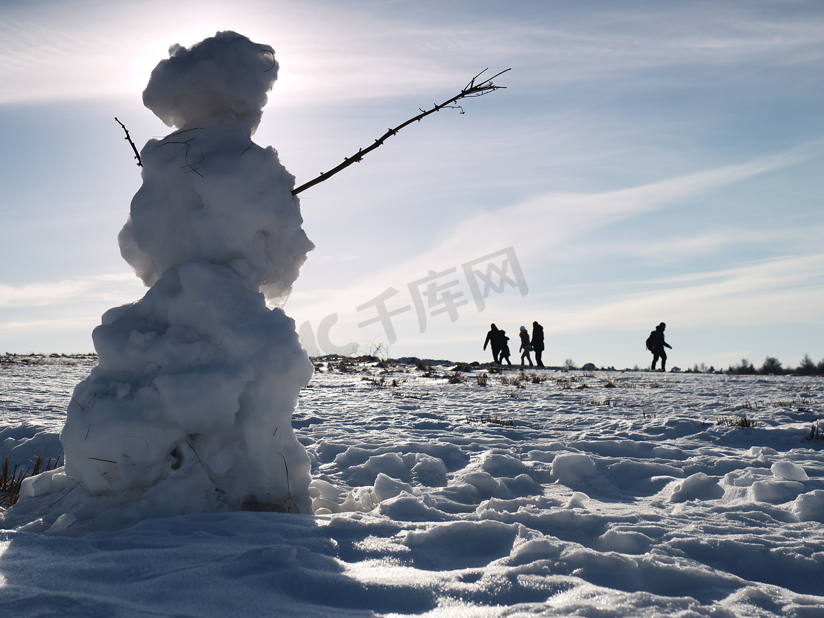 男子走在冰冷的雪人融化在多雪的地方图片