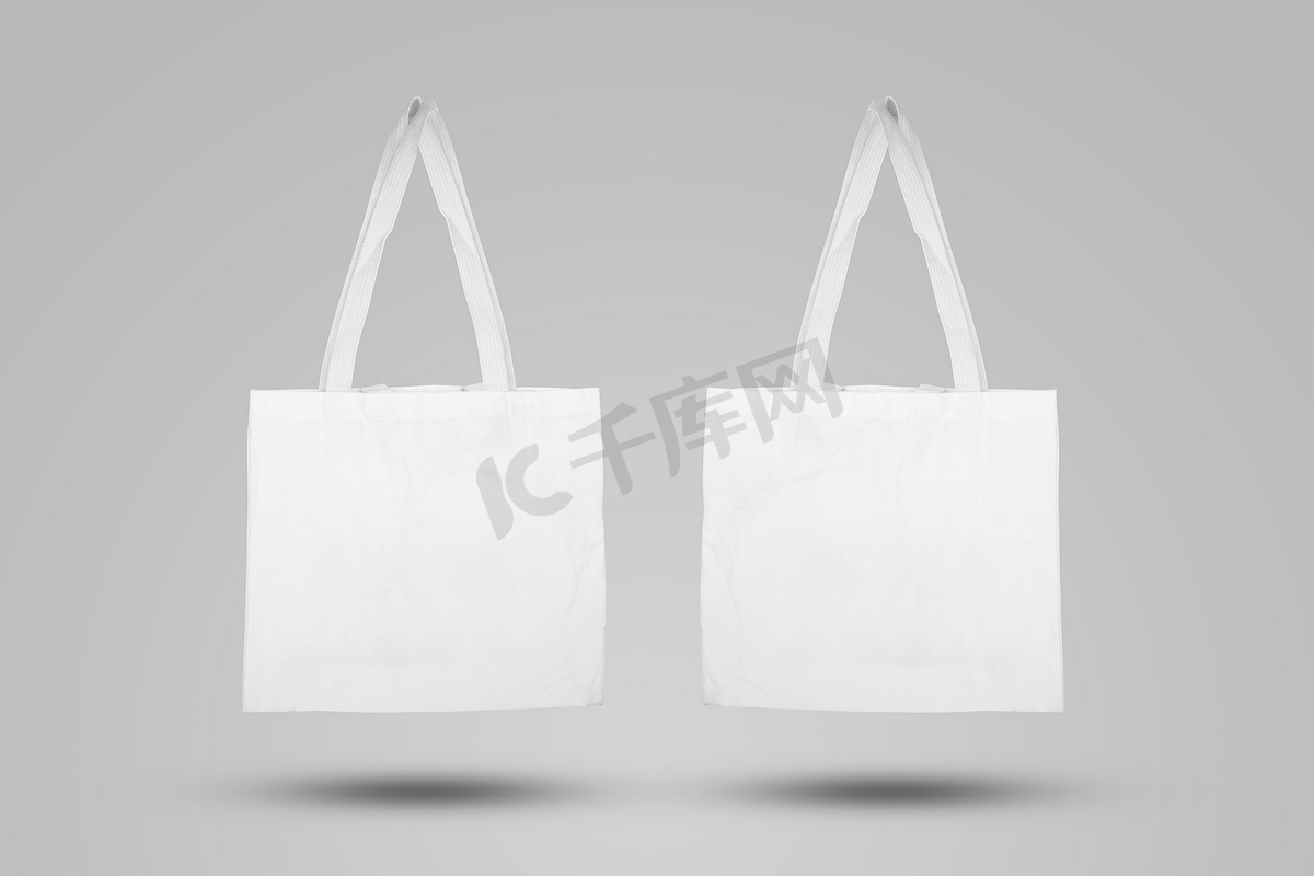 用于购物的样机白色手提袋面料，样机帆布袋纺织品与可重复使用。图片