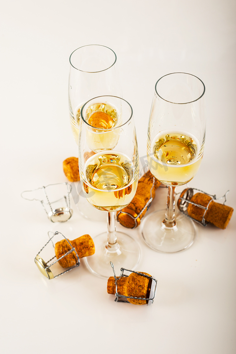 玻璃杯中的豪华香槟，庆祝新年或重要活动的节日方式，用起泡酒敬酒图片