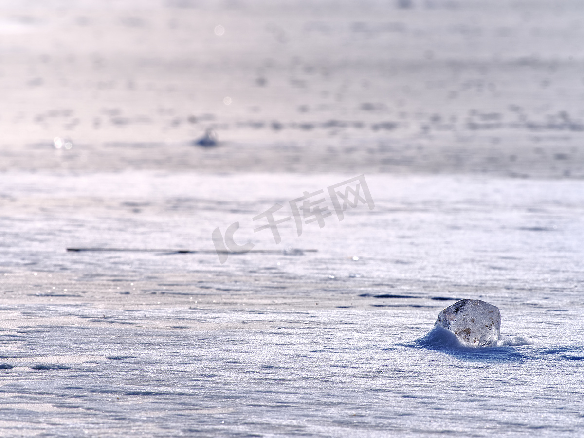 冰冻海面上的透明冰块。图片