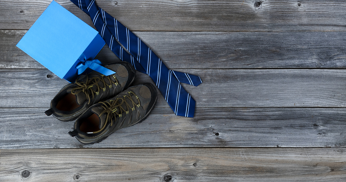 工作鞋加上蓝色领带和父亲节假期背景的礼盒图片