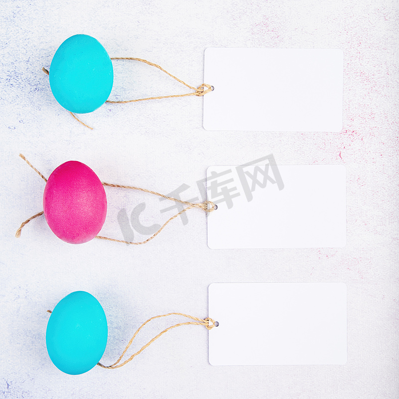 粉色和蓝色鸡蛋顶视图上的白色空白标签图片
