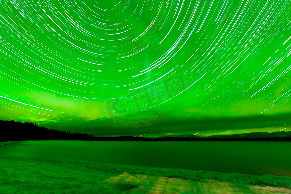 Startrails Aurora borealis frozen Lake Laberge图片