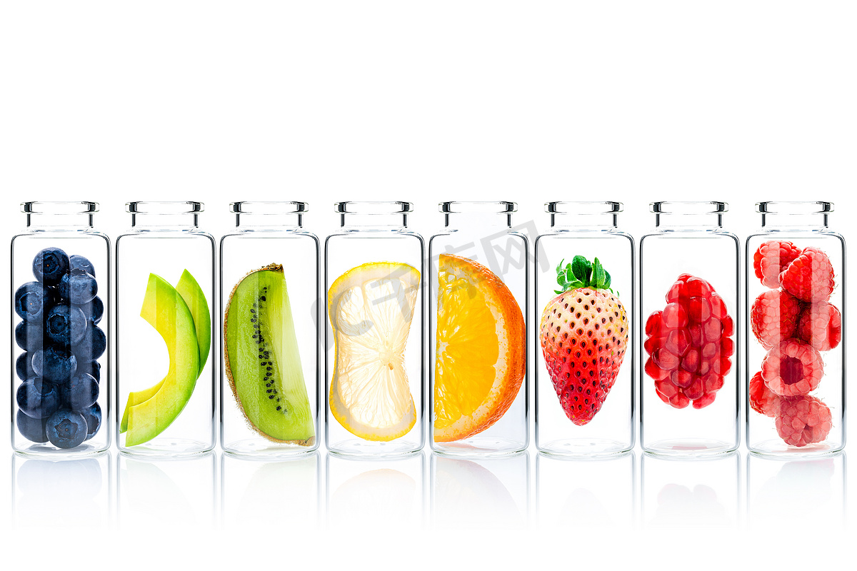 自制护肤品，水果成分鳄梨、橙子、蓝莓、石榴、草莓和覆盆子在玻璃瓶中隔离在白色背景上。图片